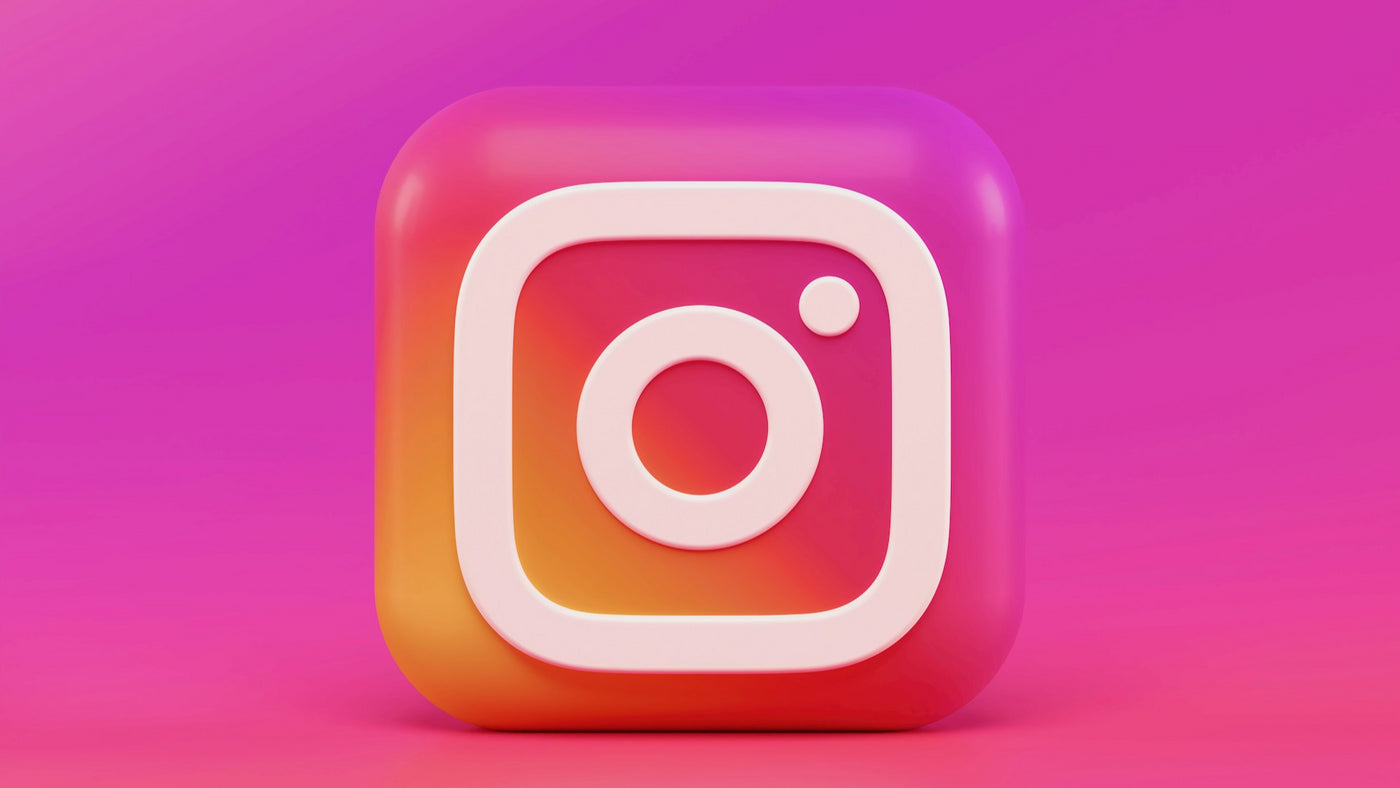 Instagram wird auch bei Google wichtiger. Das Instagram-Logo vor einem pinken Farbverlauf