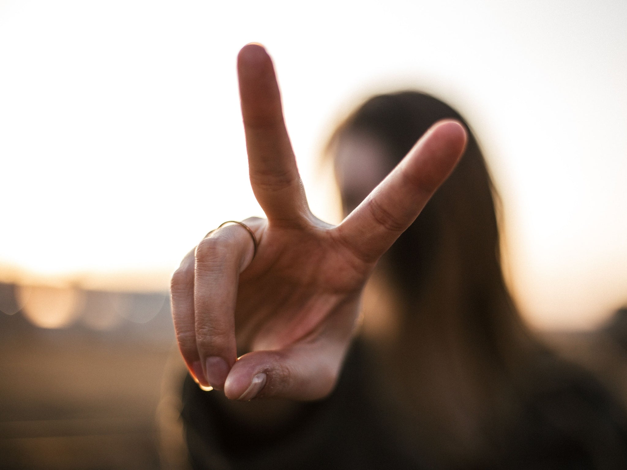 Frau, die Peace-Zeichen zeigt – inara-schreibt.de